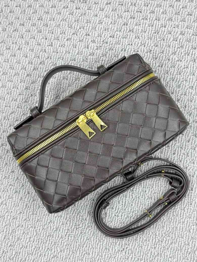 Bottega Veneta Vanity Case Bang Bang Intrecciato Fondant